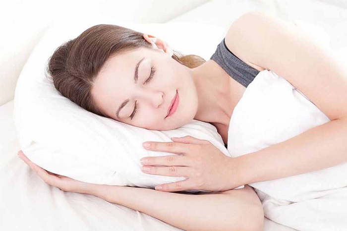 Ngủ đủ giấc để làn da sau lăn kim nhanh phục hồi
