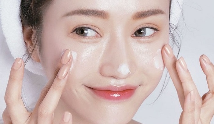 Kem dưỡng ẩm giúp làn da không bị khô, bong tróc