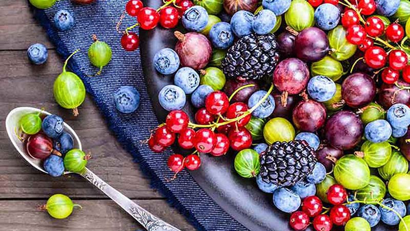 Ngoài rau xanh thì các loại quả mọng cũng giúp trì sự tươi trẻ cho làn da