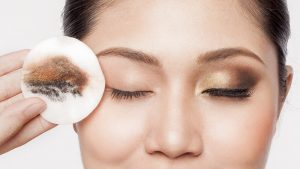 Tẩy trang mỗi ngày trước khi ngủ là biện pháp chăm sóc da nhờn và lỗ chân lông to hiệu quả