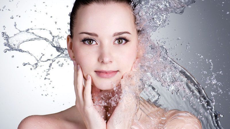 Uống đủ nước giúp da bạn khỏe mạnh, tươi tắn, cơ thể khỏe mạnh.