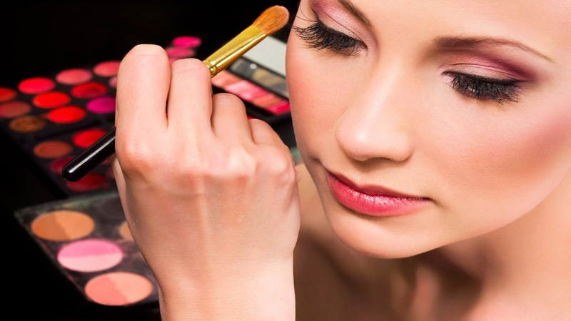 Trang điểm quá đậm ảnh hưởng xấu đến quá trình chăm sóc da mụn và thâm