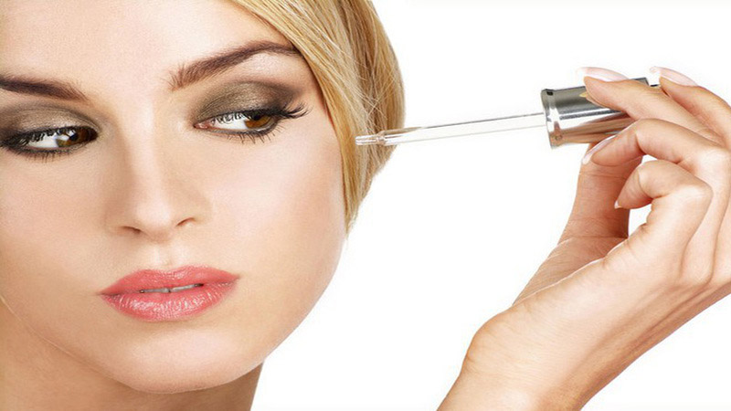 Sử dụng xen kẽ giữa serum và kem dưỡng ẩm để chăm sóc da sau khi phi kim
