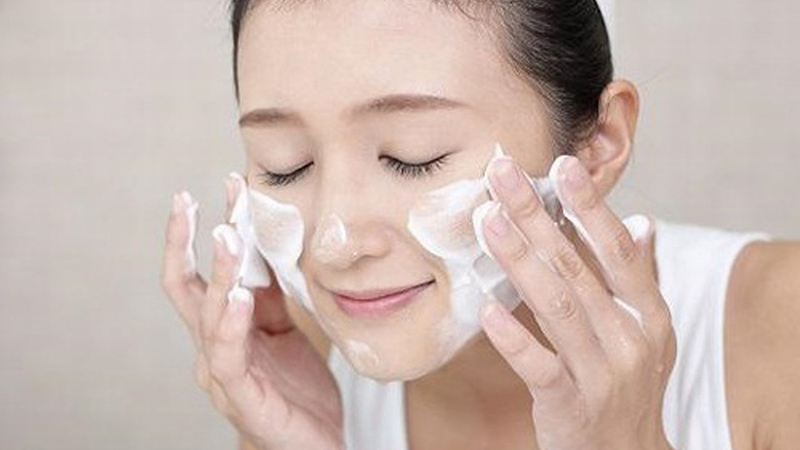 Làm sạch da là bước quan trọng nhất trong các bước chăm sóc da sau phi kim