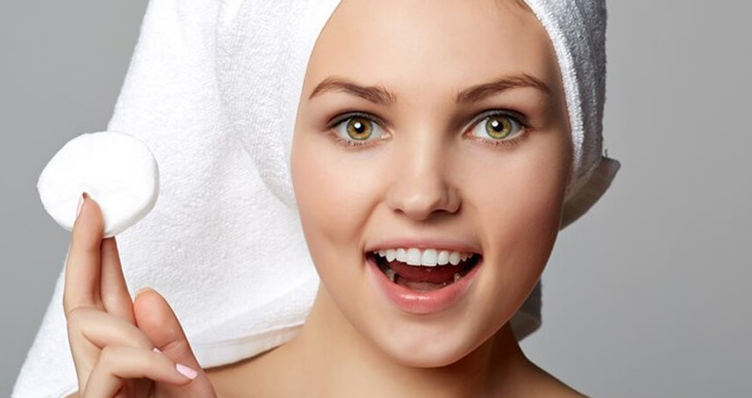Tẩy trang là việc vô cùng cần thiết khi muốn chăm sóc da tuổi 30