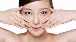 Vỗ tay vào mặt xuất phát từ động tác massage truyền thống