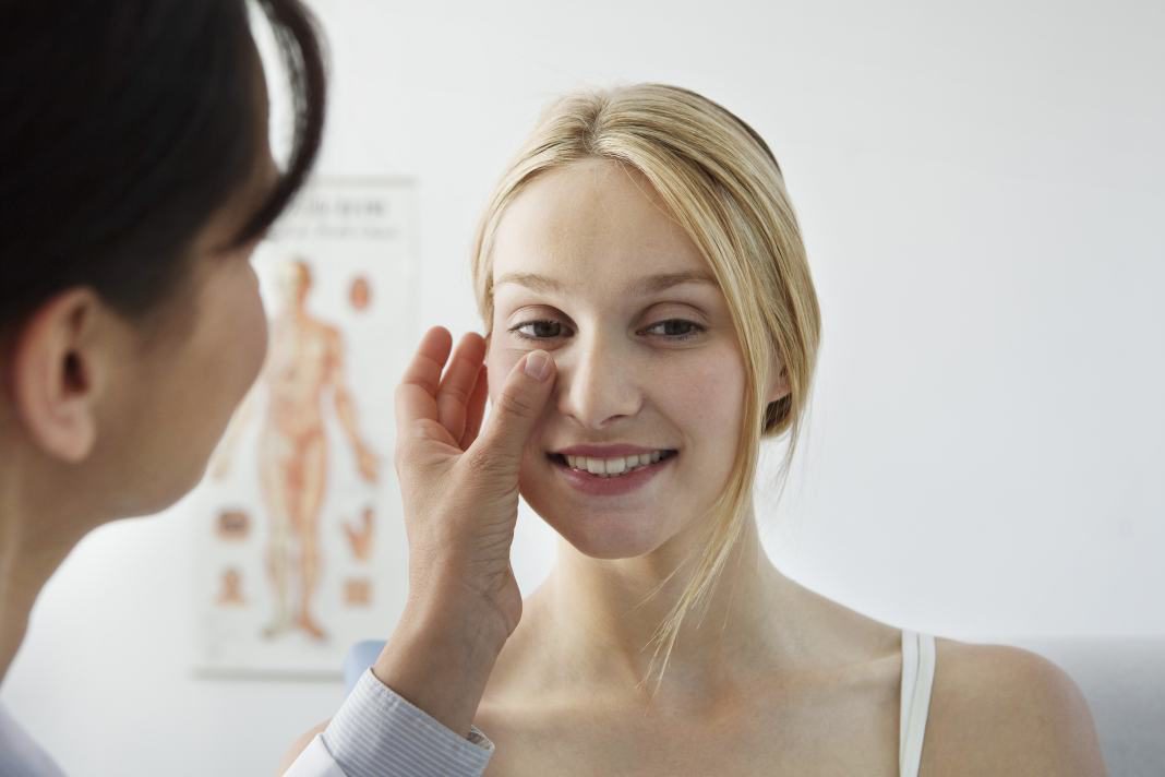 Điện thoại chứa rất nhiều vi khuẩn vì thế bạn cần làm sạch nó để tránh vi khuẩn