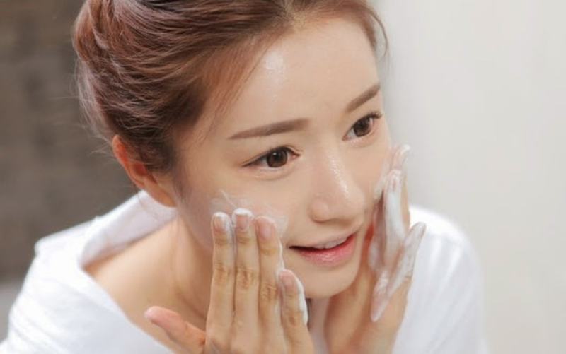 Rửa mặt là bước rất quan trọng trong các bước chăm sóc da mặt ban đêm
