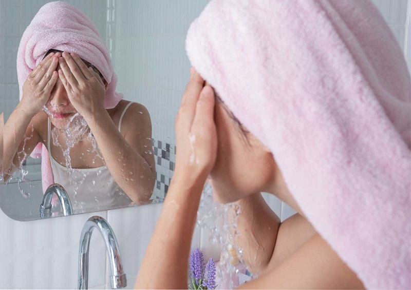 Rửa mặt mỗi sáng để loại bỏ đi những vi khuẩn gây mụn