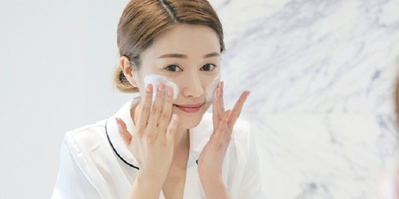 Nên rửa mặt nhẹ nhàng, tránh làm tổn thương những vùng bị mụn