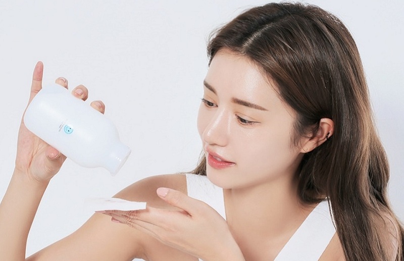 Tẩy trang sạch sẽ khi trang điểm cho làn da mụn