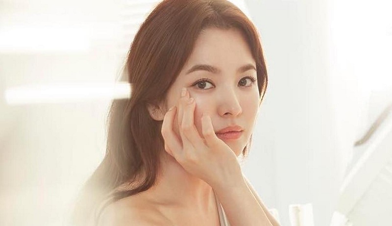 Thoa kem dưỡng mắt mỗi ngày giúp lưu thông máu và hạn chế quầng thâm