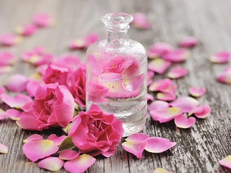 Thoa nước hoa hồng sau khi rửa mặt để tránh kích ứng da vì quá khô