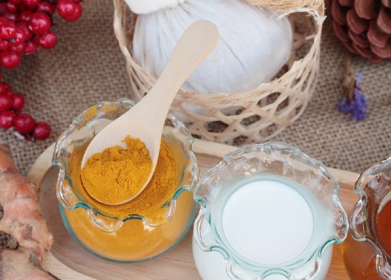 Mặt nạ tinh bột nghệ và sữa tươi không đường rất tốt cho da
