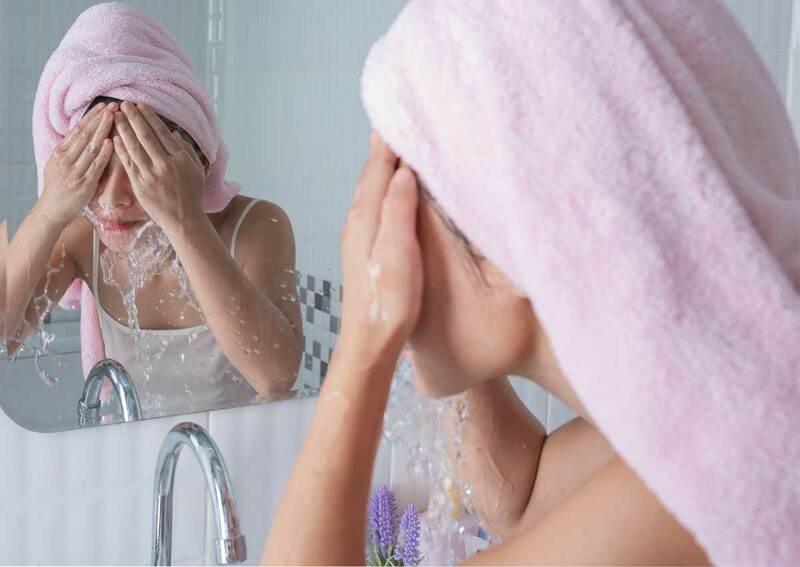 Thời gian mỗi lần rửa mặt của bạn không nên quá 5 phút vì sẽ khiến da mặt khô đi