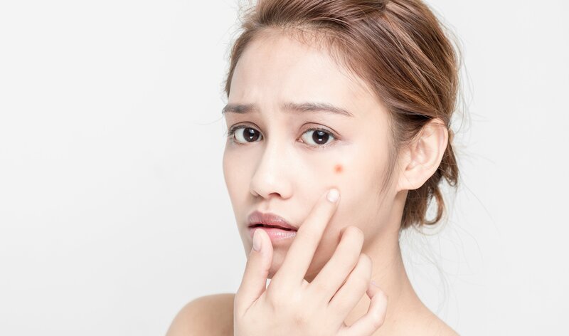 Trang điểm dễ khiến da mặt bị “khó thở”, dẫn đến mụn nhiều hơn