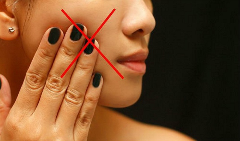 Không được sờ tay lên mặt sau khi lăn kim