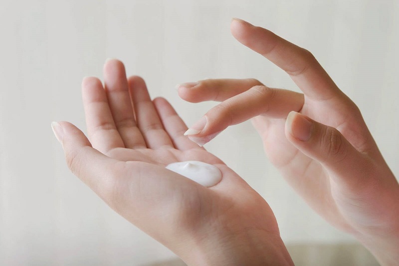 Làm kem dưỡng ẩm chỉ với những bước đơn giản