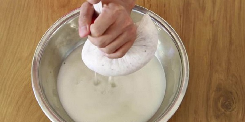 Bạn càng vắt mạnh tay thì thu được nước cốt càng nhiều
