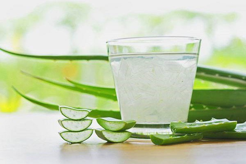 Sử dụng nha đam ngâm rượu để uống hoặc bôi lên mặt đều giúp dưỡng trắng da