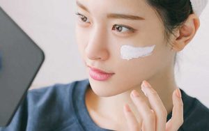 Sử dụng kem chống nắng khi ra khỏi nhà