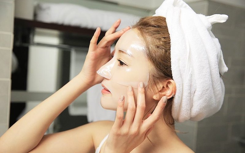 Đắp mặt nạ để cung cấp độ ẩm cho da