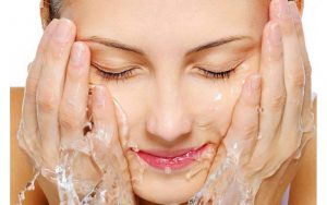 Vệ sinh da mặt đúng cách để loại bỏ bụi bẩn ra khỏi da