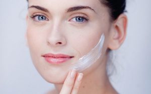 Kem dưỡng da giúp cho da khô trở nên mịn màng hơn