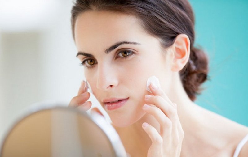                               Thoa kem dưỡng sau bước Toner