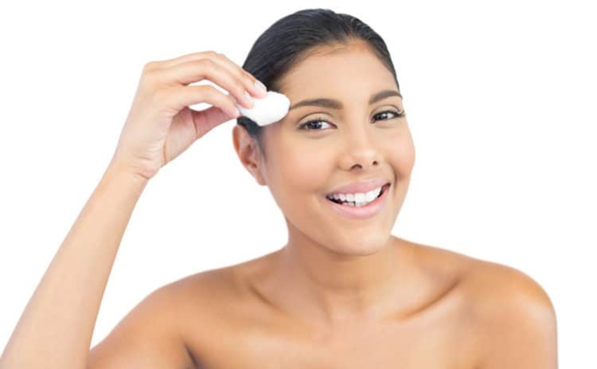 Hãy dùng khăn mỏng thấm nước đun sôi để nguội rồi chà rửa nhẹ nhàng