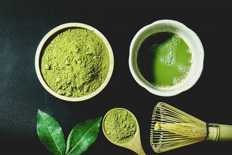 Trà xanh có tác dụng làm trắng, ngăn chặn quá trình lão hóa và còn được xem như một loại mặt nạ chống nắng hữu hiệu.
