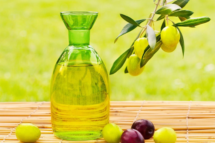 Dầu oliu chứa nhiều thành phần vitamin E, giúp cân bằng độ ẩm, làm mềm mịn da và tăng độ đàn hồi.