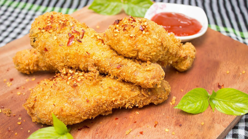 Nên hạn chế thức ăn có nhiều dầu mỡ nhằm tránh mụn đỏ quay trở lại