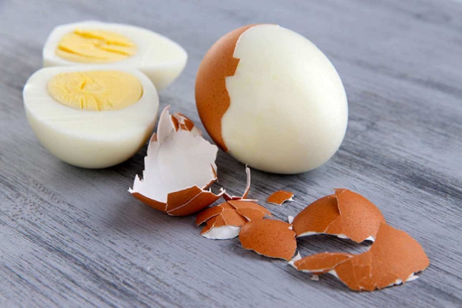 Hơi nóng trong trứng khi chườm lên vùng mắt sẽ có tác dụng điều hòa kinh mạch, lưu thông máu huyết, giúp giảm thâm nhanh chóng.