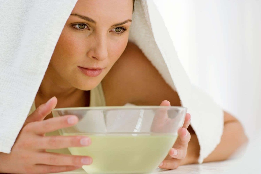Xông mặt nước nấu lá trầu không sẽ làm lỗ chân lông giãn nở, giúp da hấp thụ tinh dầu và các khoáng chất dễ dàng hơn.