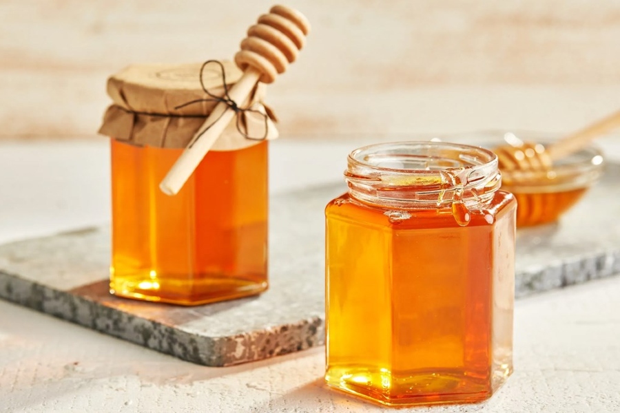Mật ong chứa hàm lượng các chất chống viêm, chống oxy hóa cực cao giúp tăng khả năng trị mụn của rau diếp cá khi kết hợp với nhau.