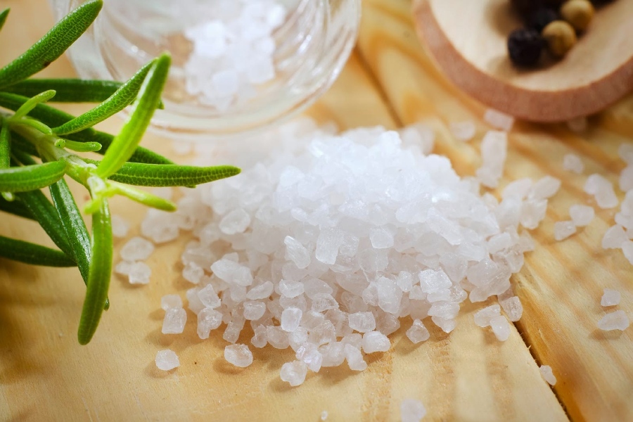 Trong muối biển có tính sát khuẩn cao, có tác dụng rất lớn trong việc giảm viêm, giảm sưng nơi các nốt mụn.