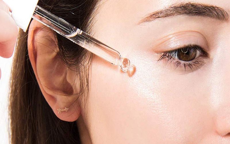 Sử dụng serum phục hồi da chuyên sâu