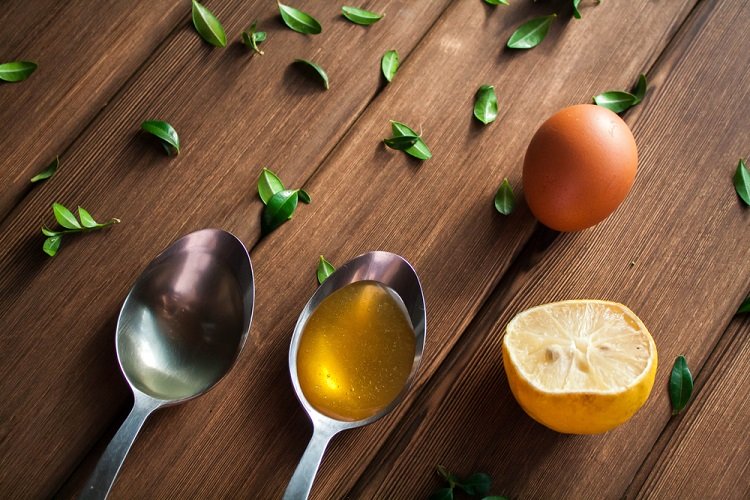 Trứng gà, chanh và sữa chua là những nguyên liệu vô cùng dễ tìm
