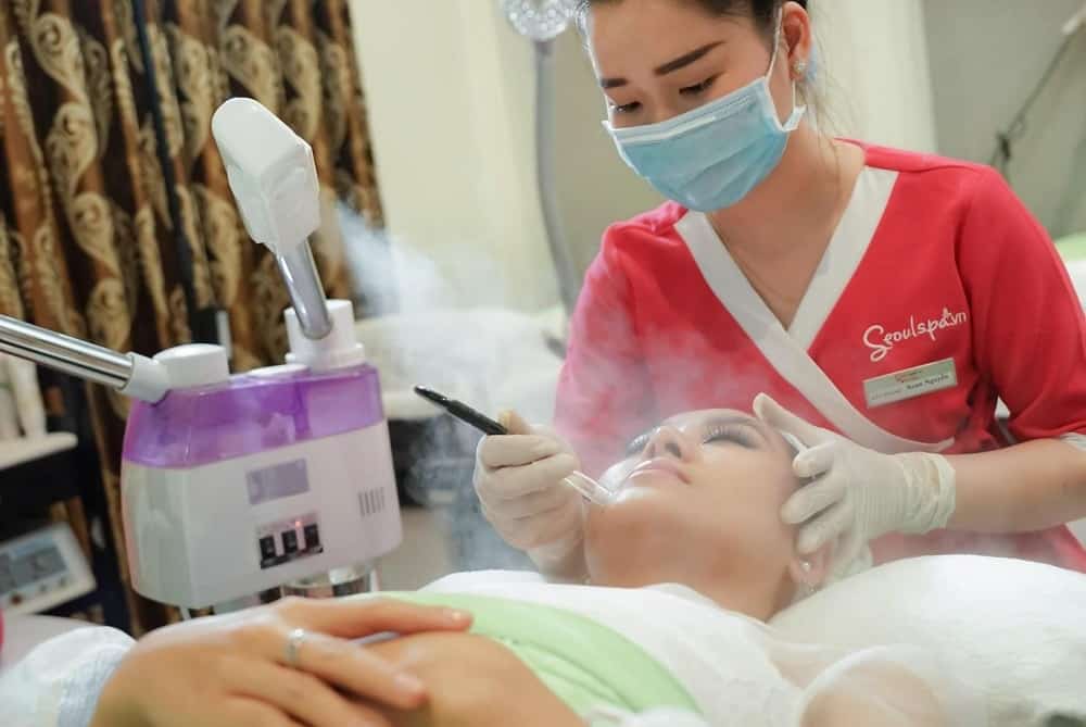 Tại các spa làm đẹp sẽ giúp làn da mụn của bạn trở nên mịn màng hơn