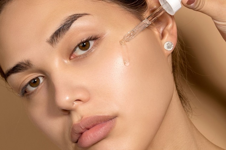 Kem dưỡng trắng da mặt từ Niacinamide rất phù hợp cho da khô