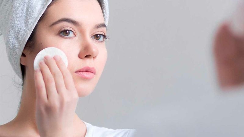 Tẩy trang để làm sạch đi lớp makeup và bụi bẩn