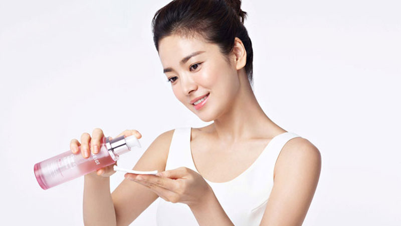 Thoa toner cho da để cân bằng độ PH say khi làm sạch da