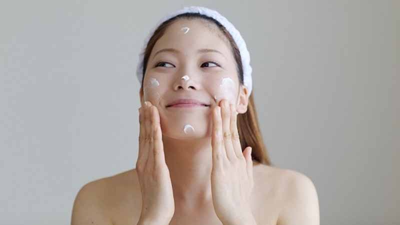 Dưỡng ẩm cho da đủ nước ngăn dầu tiết ra