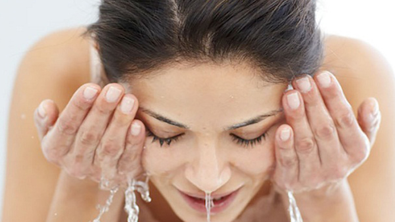 Rửa mặt thật sạch để ngăn ngừa các bệnh lý viêm da
