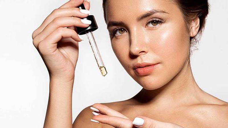Thoa serum cho da khỏe mạnh từ bên trong