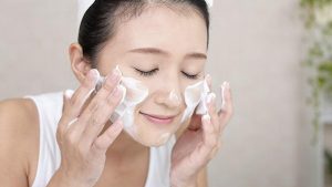 Rửa mặt thường xuyên để tránh sự gây hại từ vi khuẩn, bụi bẩn