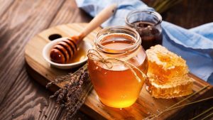           Mật ong nguyên chất giúp làn da sạch sâu,dưỡng ẩm từ bên trong.