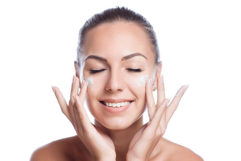 Thoa kem kết hợp massage nhẹ nhàng để các dưỡng chất thẩm thấu tốt hơn
