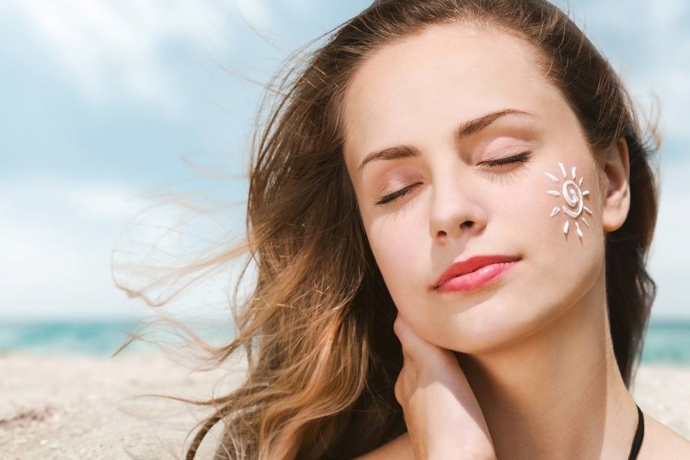 Thoa kem chống nắng khi ra đường để hạn chế cháy nắng, giúp da trắng sángThoa kem chống nắng khi ra đường để hạn chế cháy nắng, giúp da trắng sáng